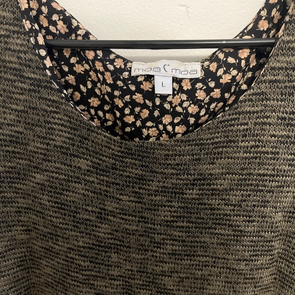 Blouse with Flower Pattern - Picture 3 of 4